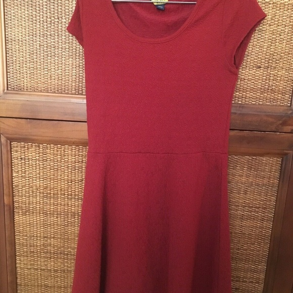 Textured JUNIORS RED MAROON DRESS. Size Medium - Picture 7 of 7